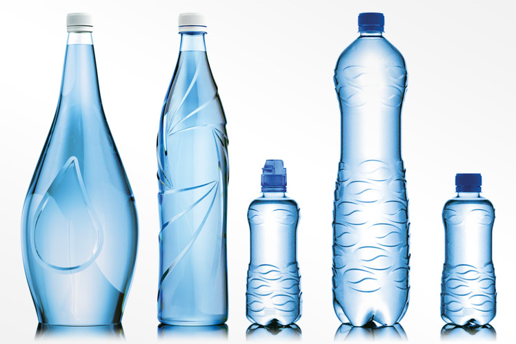 В бутылки стекает вода. Формы бутылок для воды. ПЭТ бутылки. Минералка в стеклянной бутылке. Стилизованная бутылка воды.