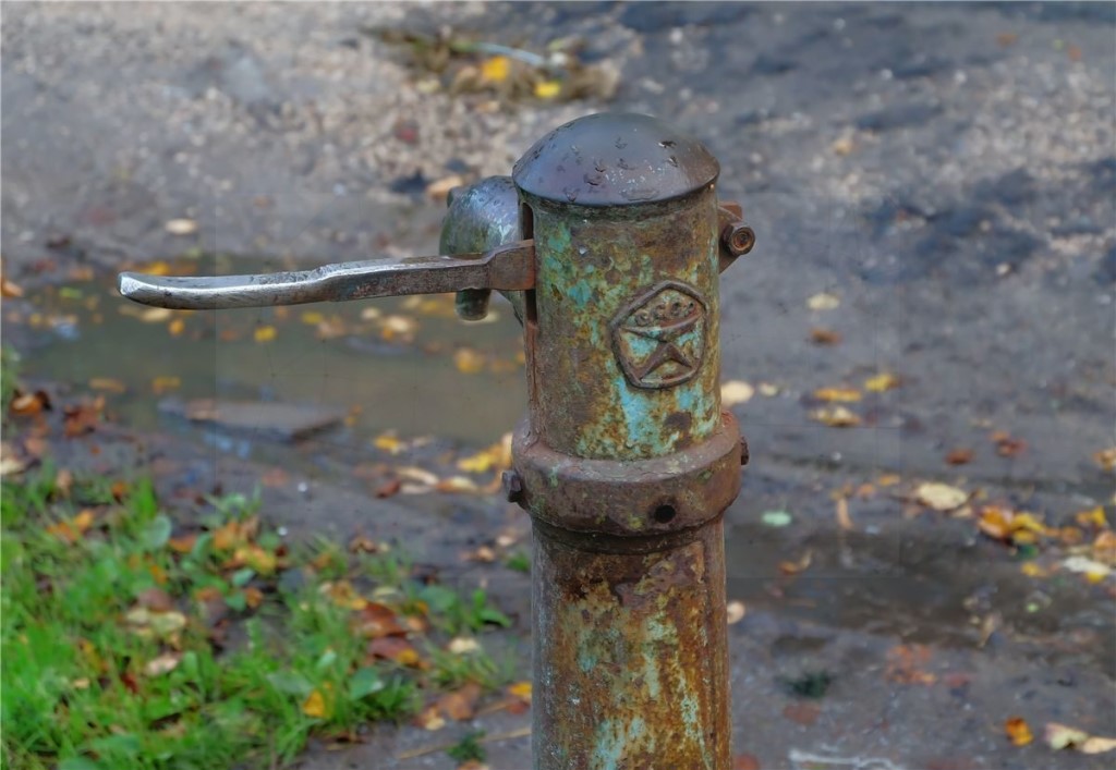 Водоразборная колонка. Водоразборная колонка уличная чугунная СССР. Колонка водокачка СССР. Чугунная Водозаборная колонка СССР. Колонка водонапорная СССР Дачная.